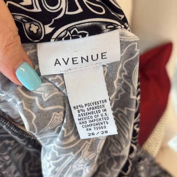 Avenue women’s plus Paisley Black and White button up Top polyester split sleeve - Picture 8 of 11